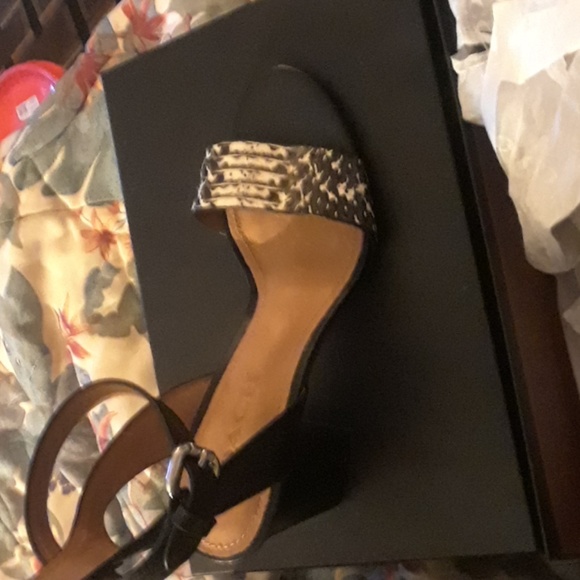 Elegantly styled black and white sling backs - Picture 2 of 3